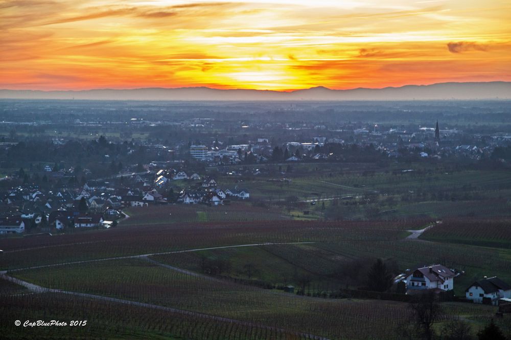 Bühl im Sonnenuntergang mit Blick auf die Vogesen