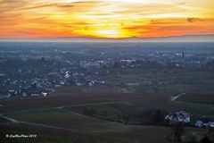 Bühl im Sonnenuntergang mit Blick auf die Vogesen