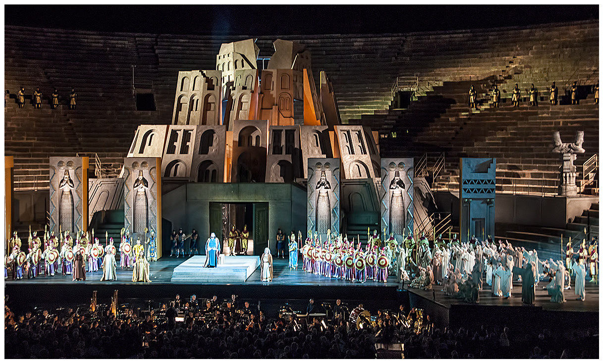 Bühnenbild Nabucco in der Arena von Verona 2015