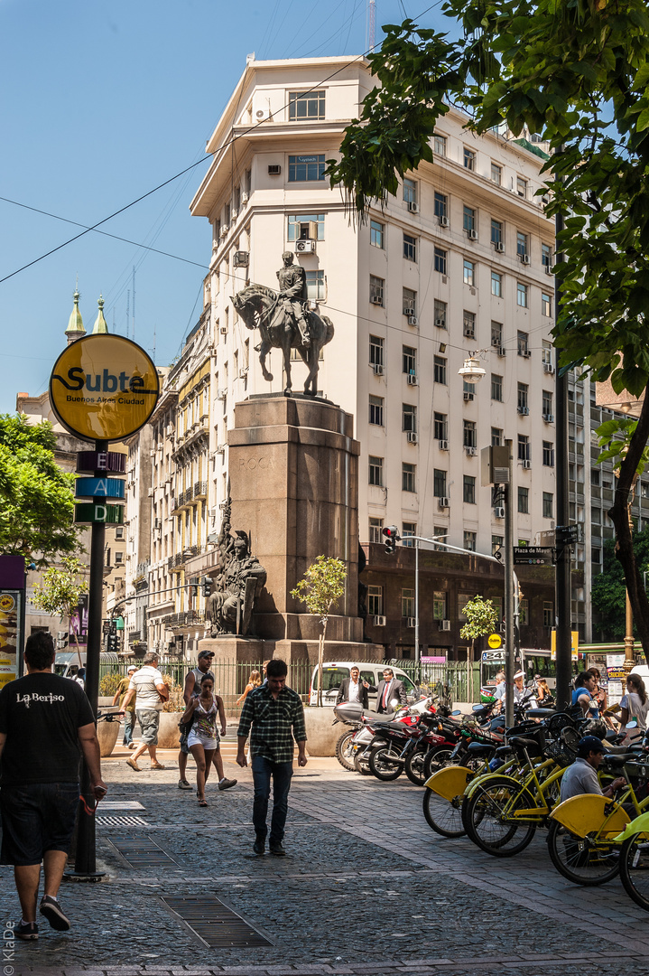 Buenos Aires - Strassenszene mit Reiterstandbild