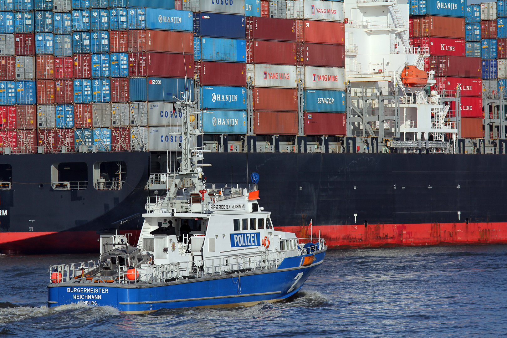 Bürgermeister Weichmann passiert Containerschiff YM Uniform auf der Elbe