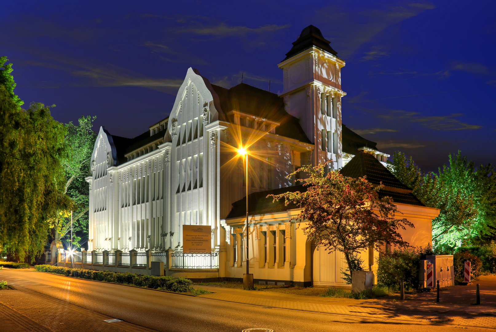 Büro Gebäude mit Turm bei Nacht