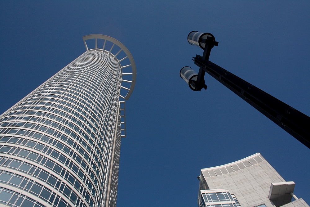 Büro-Turm und Umgebung