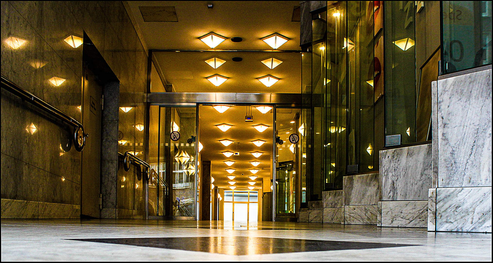 Büro- und Geschäftshaus mit Durchblick ...