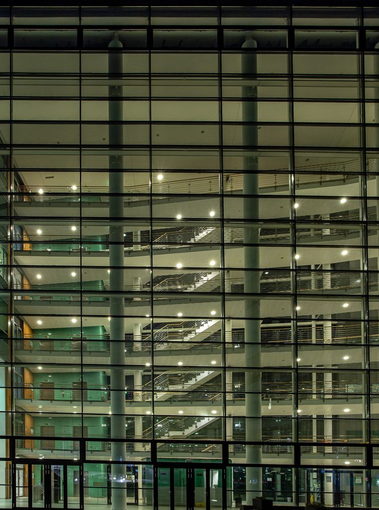 Bürogebäude mit Beleuchtung