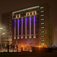 Bürohaus bei Nacht