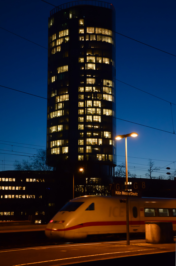 Büroturm bei Nacht