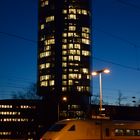 Büroturm bei Nacht