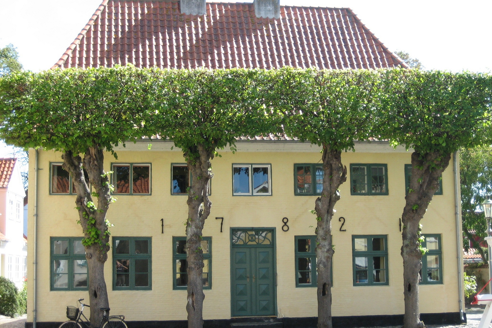 Bürstenschnitt. Rathaus in Ærøskøbing auf Ærø (DK).JPG"