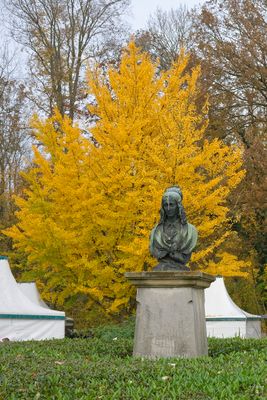 Büste der Dichterin Annette von Droste-Hülshoff im Park von Burg Hülshoff