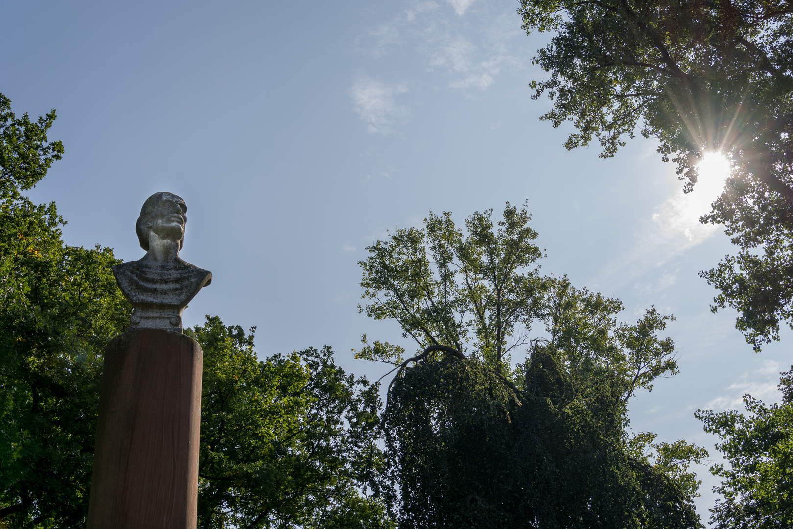 Büste des Komponisten Peter Cornelius von Hugo Lederer in der Grüngürtel-Promenade "Drususwall"