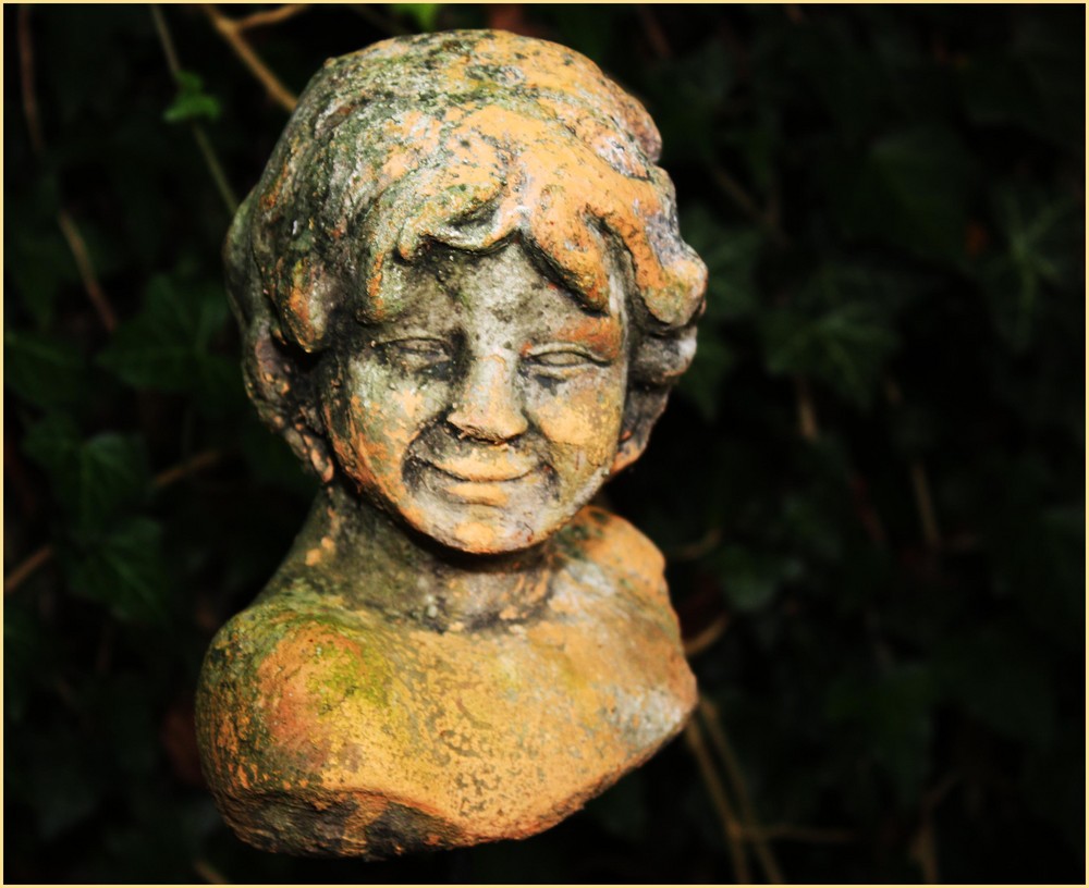 Büste einsam im Garten Foto &amp; Bild kunstfotografie