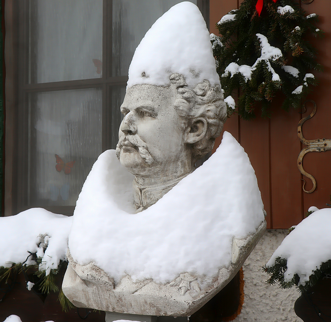 Büste König Ludwig II mit Spitzhaube und Kaschmirkragen