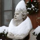 Büste König Ludwig II mit Spitzhaube und Kaschmirkragen