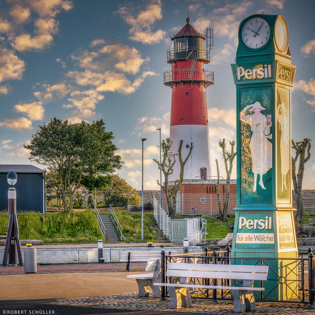  Büsum: Rot-weißer Leuchtturm und grüne Persiluhr