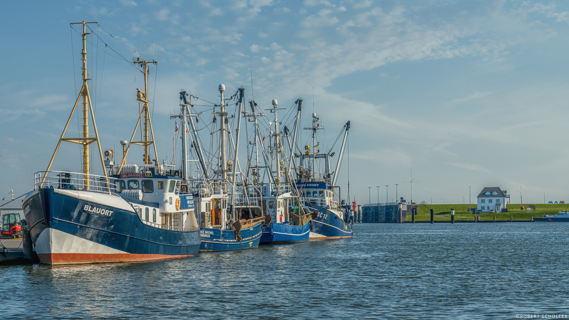 Büsum: Weiß und Blau im Hafen