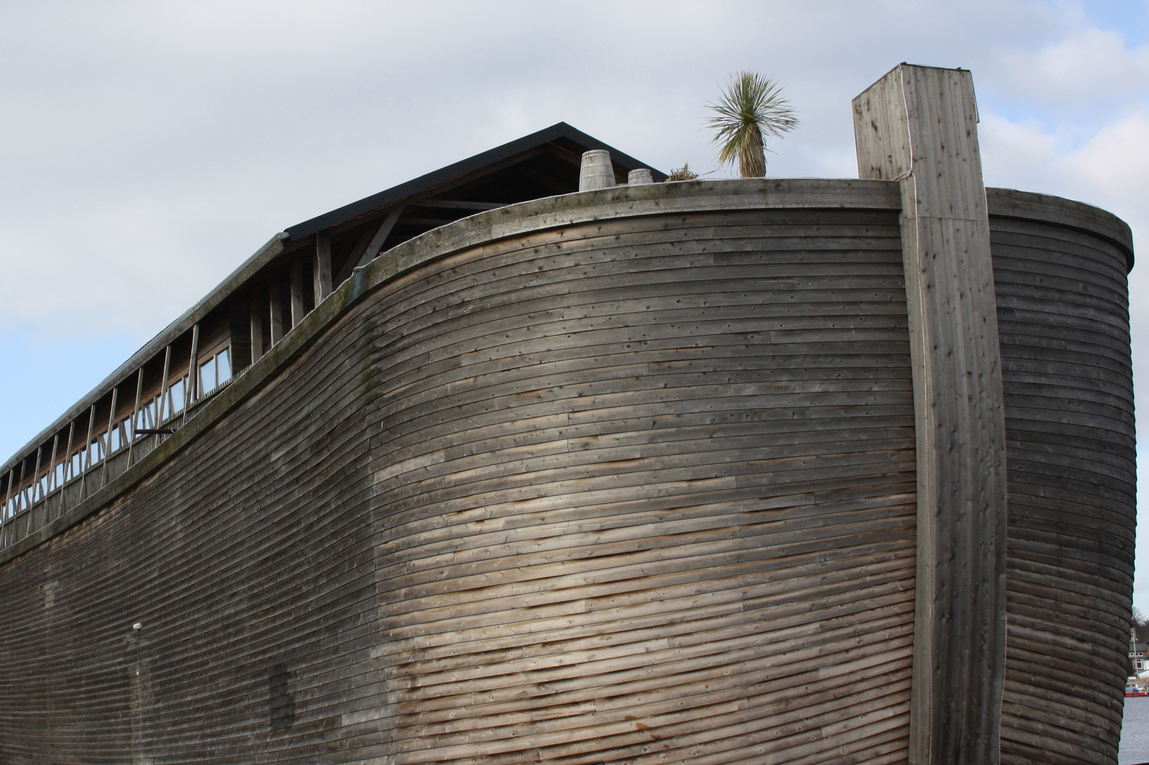 Bug der "Arche Noah" im Rostocker Stadthafen