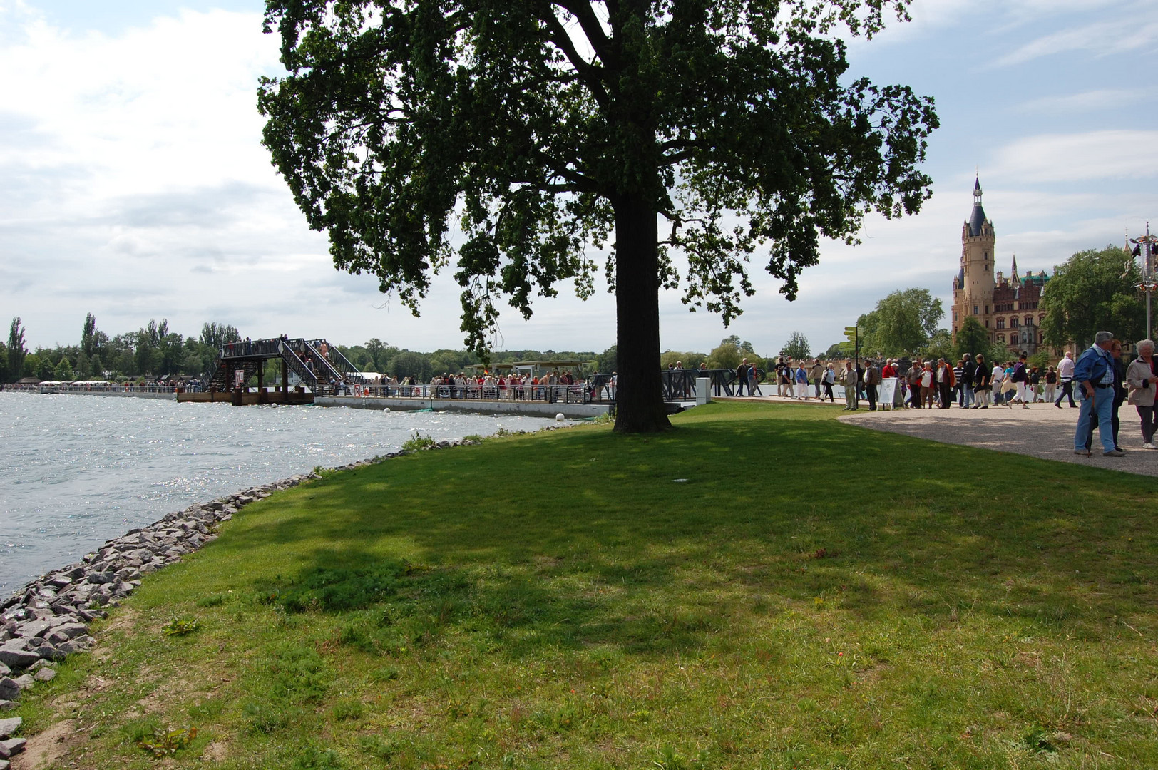 BuGa 2009 in Schwerin Menschen auf Hängebrücke