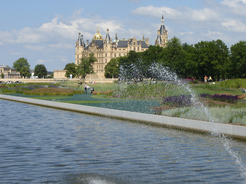 BUGA - Schloß mit dem Garten des 21. Jahrhunderts im Vordergrund