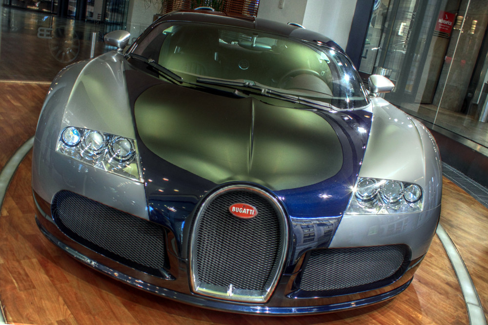 Bugatti 16.4 Veyron (vorne)