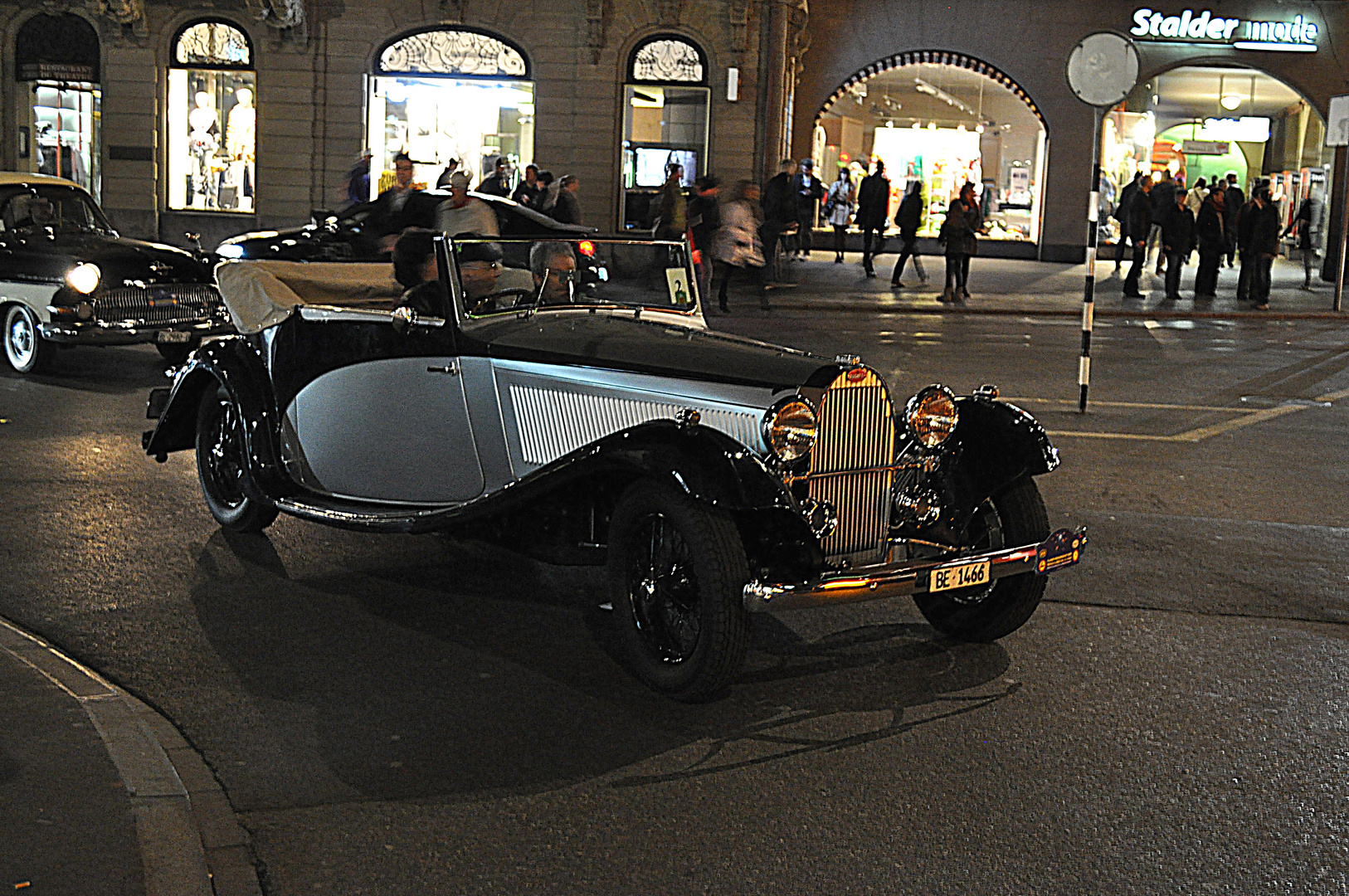 Bugatti bei Nacht