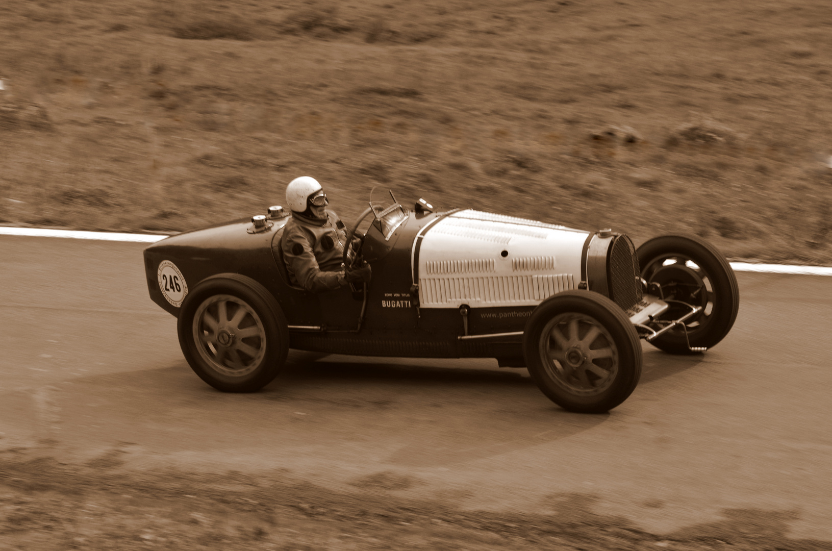 Bugatti in Vollfahrt