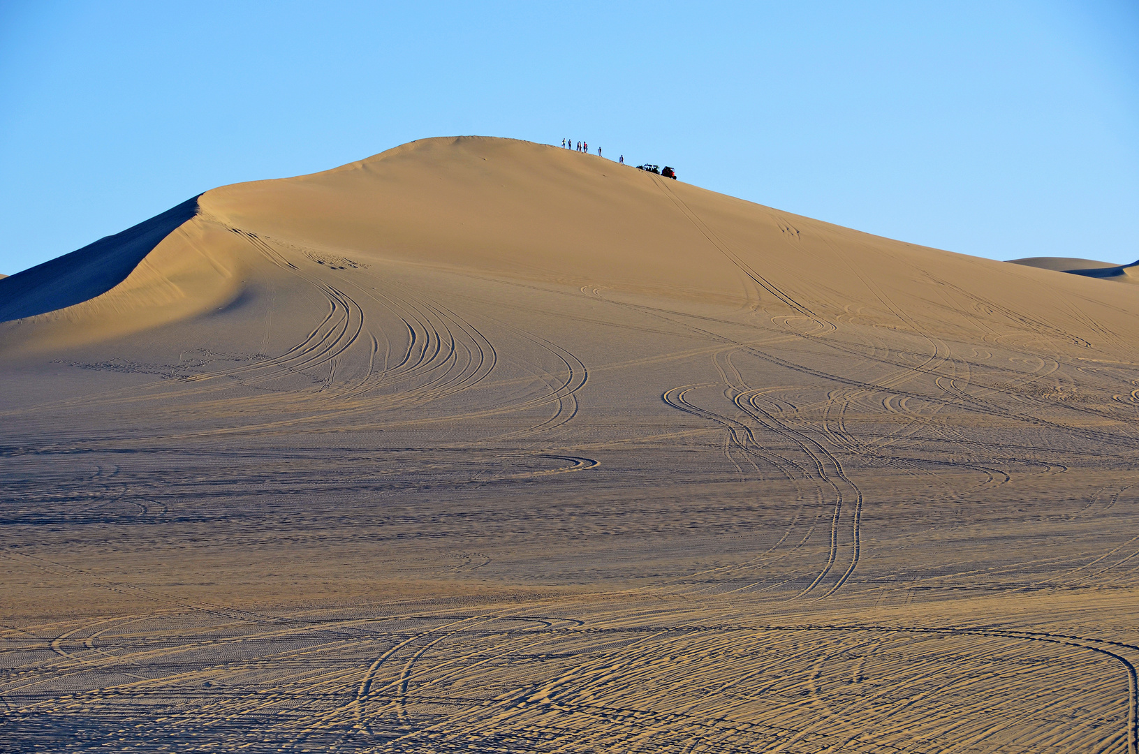 Buggyspuren in der Wüste um Huacachina