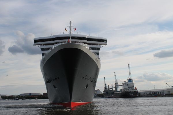 Bugseite der Queen Mary 2