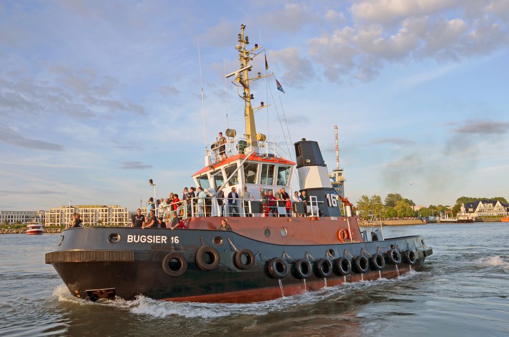 "Bugsier 16" beim Schlepperballett in Warnemünde