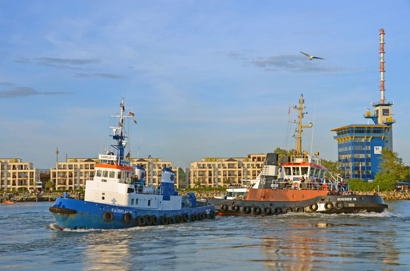 "Bugsier 16" und "Fairplay II" beim Schlepperballett in Warnemünde