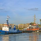 "Bugsier 16" und "Fairplay II" beim Schlepperballett in Warnemünde