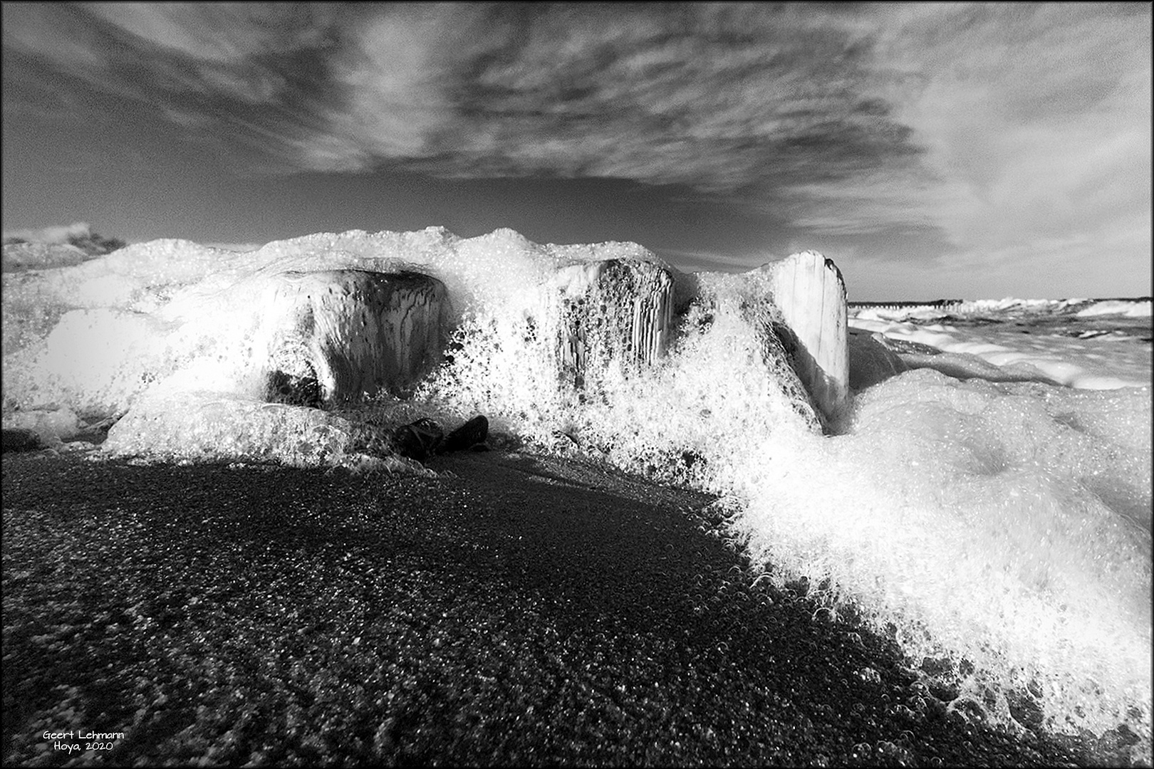 Buhne mit Schaum_Ostsee_IR