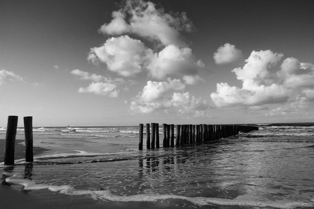 Buhnen, auflaufende Flut und Wolken