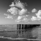 Buhnen, auflaufende Flut und Wolken