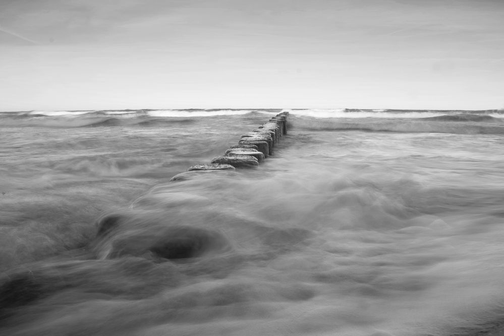 Buhnen im Meer