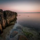 Buhnen im Sonnenuntergang an der Ostsee