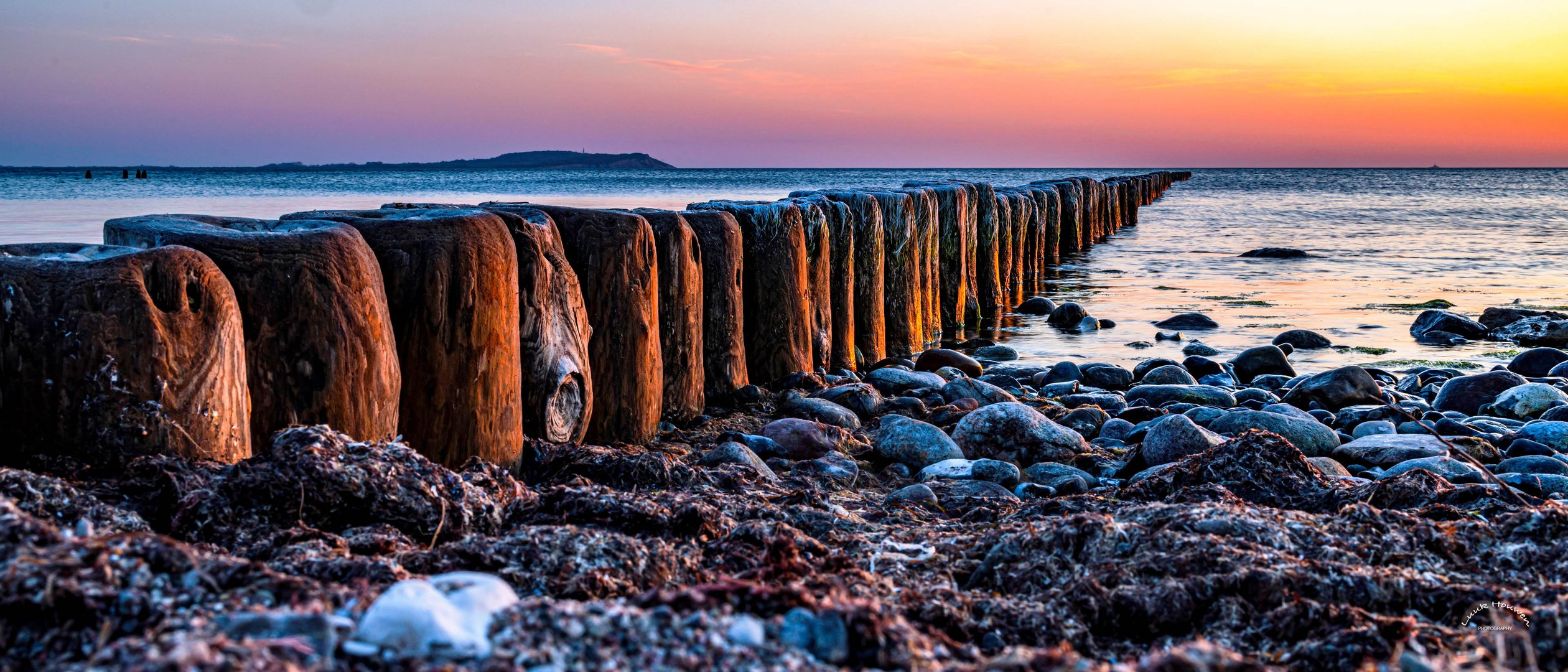 Buhnen in der Ostsee bei Sonnenuntergang / Wooden breakwaters in the Baltic at sunset