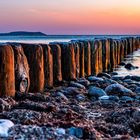 Buhnen in der Ostsee bei Sonnenuntergang / Wooden breakwaters in the Baltic at sunset