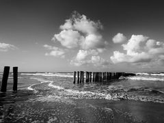 Buhnen und Wolken bei auflaufender Flut