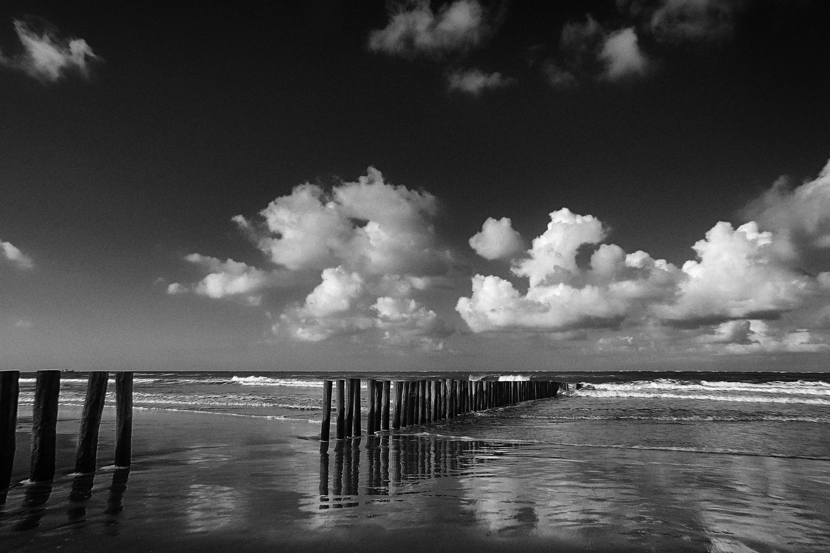 Buhnen und Wolken mit Spiegelungen FERT