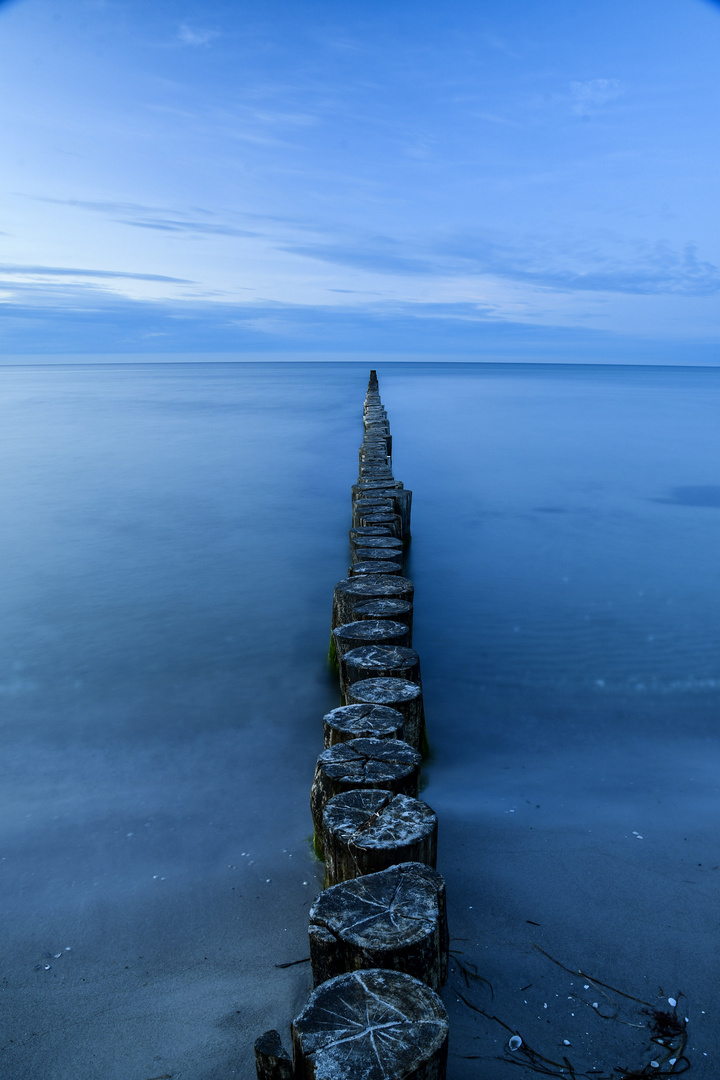 Buhnen zur blauen Stunde