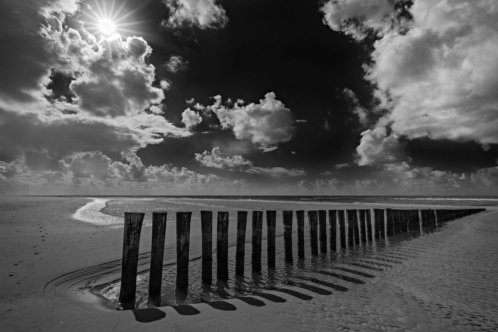 Buhnenreihe und Schatten bei Ebbe