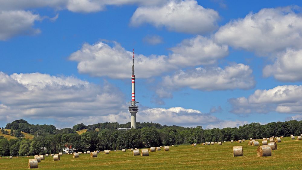 Bukova hora, der 683 Meter hohen Zinkenstein ist von   Norden durch eine "Hochebene"...