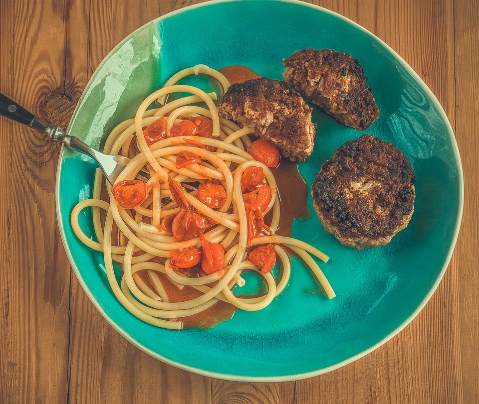 Buletten mit Makkaroni und Tomatensoße