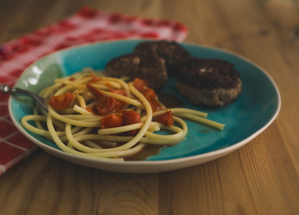 Buletten mit Makkaroni und Tomatensoße