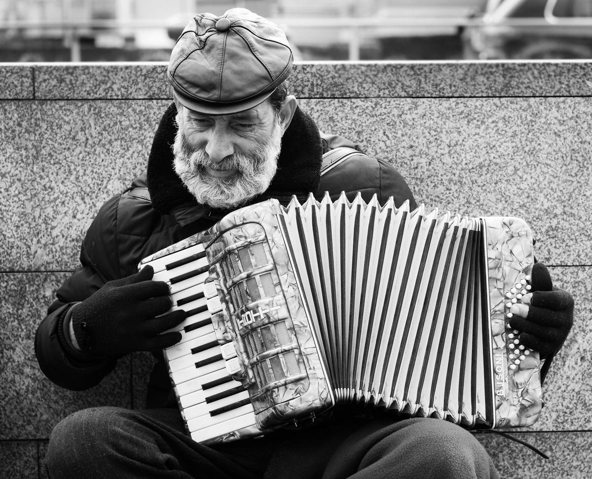 Bulgarischer Strassenmusiker ...