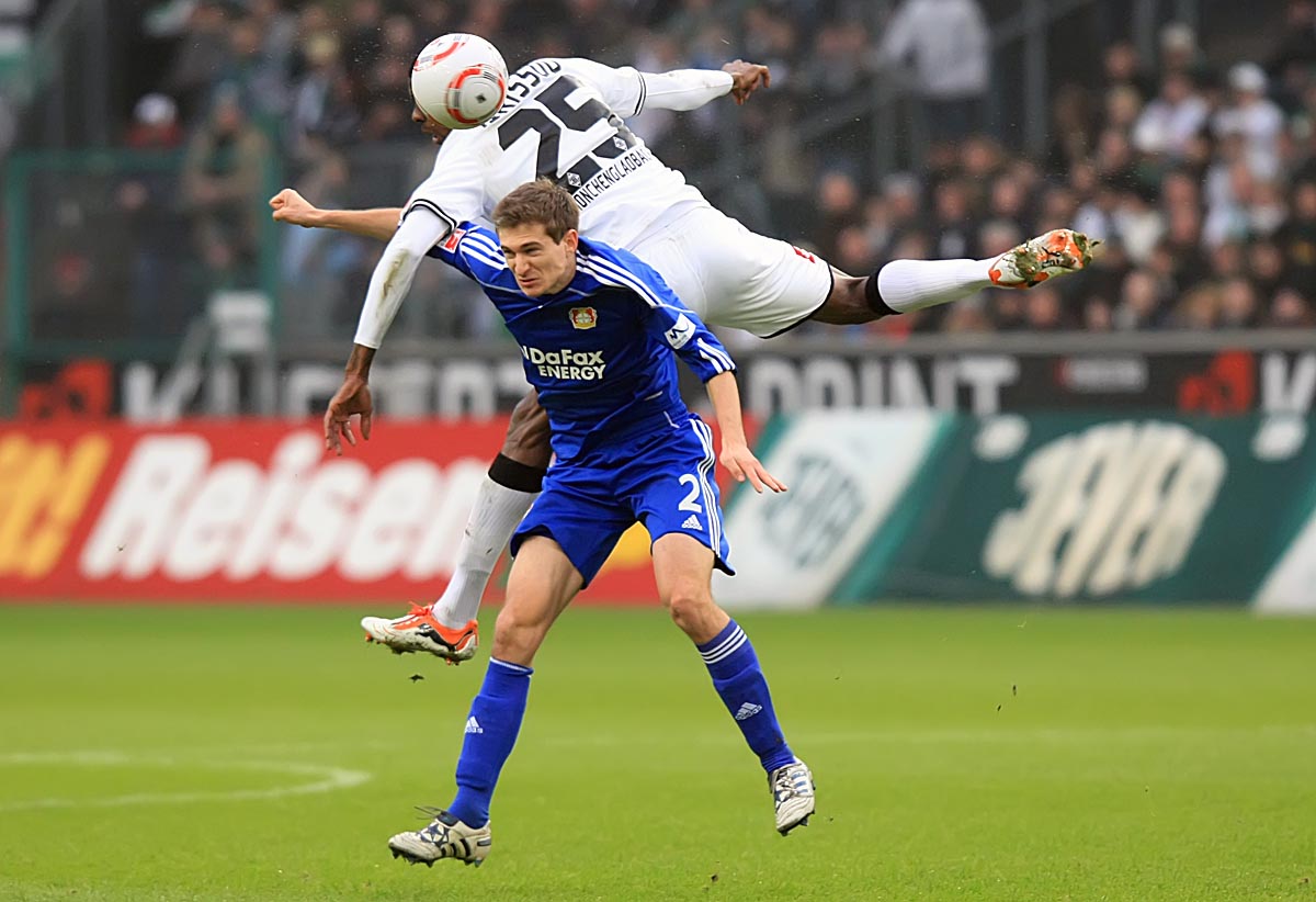 BuLi - Zweikampf beim Spiel Mönchengladbach vs. Leverkusen