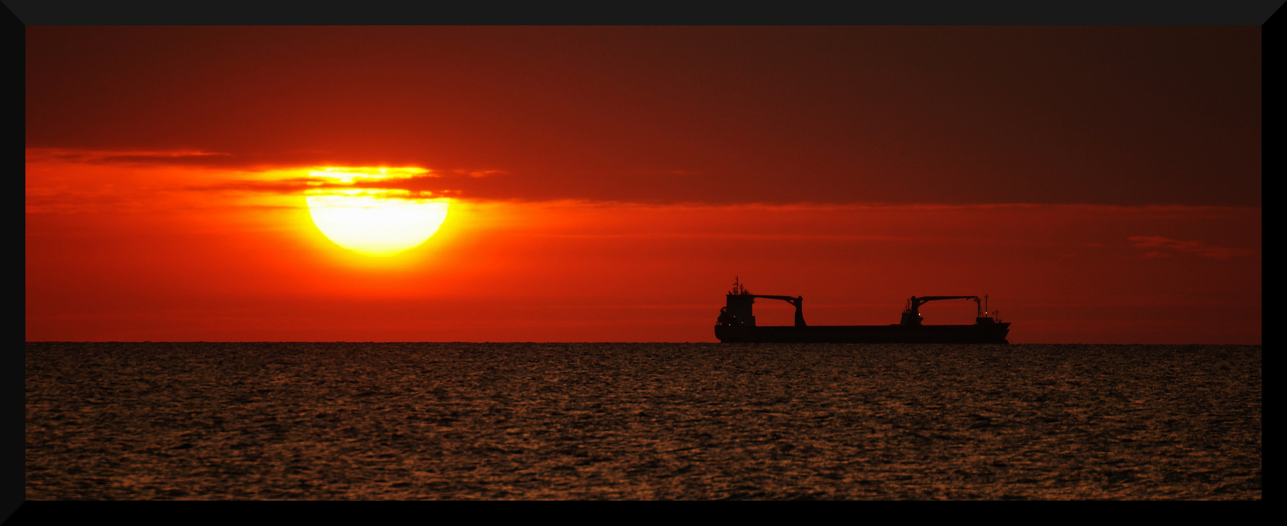 Bulk Carrier im Sonnenuntergang