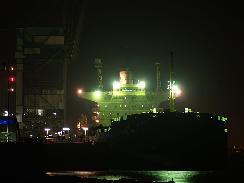 Bulker bei Nacht