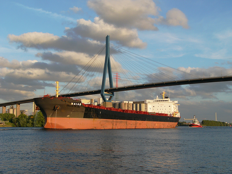 Bulker NAIAS unter der Köhlbrandbrücke